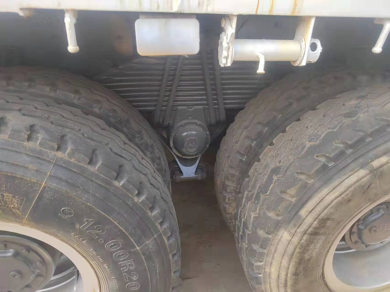 Howo 371 - Volquete camión, Camión grúa: foto 4 Howo 371 - Volquete camión, Camión grúa: foto 4