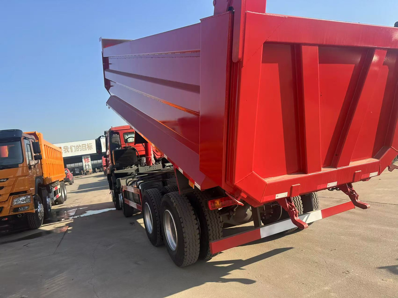Howo HAOHAN DUMP TRUCK 8X4 - Volquete camión: foto 4 Howo HAOHAN DUMP TRUCK 8X4 - Volquete camión: foto 4