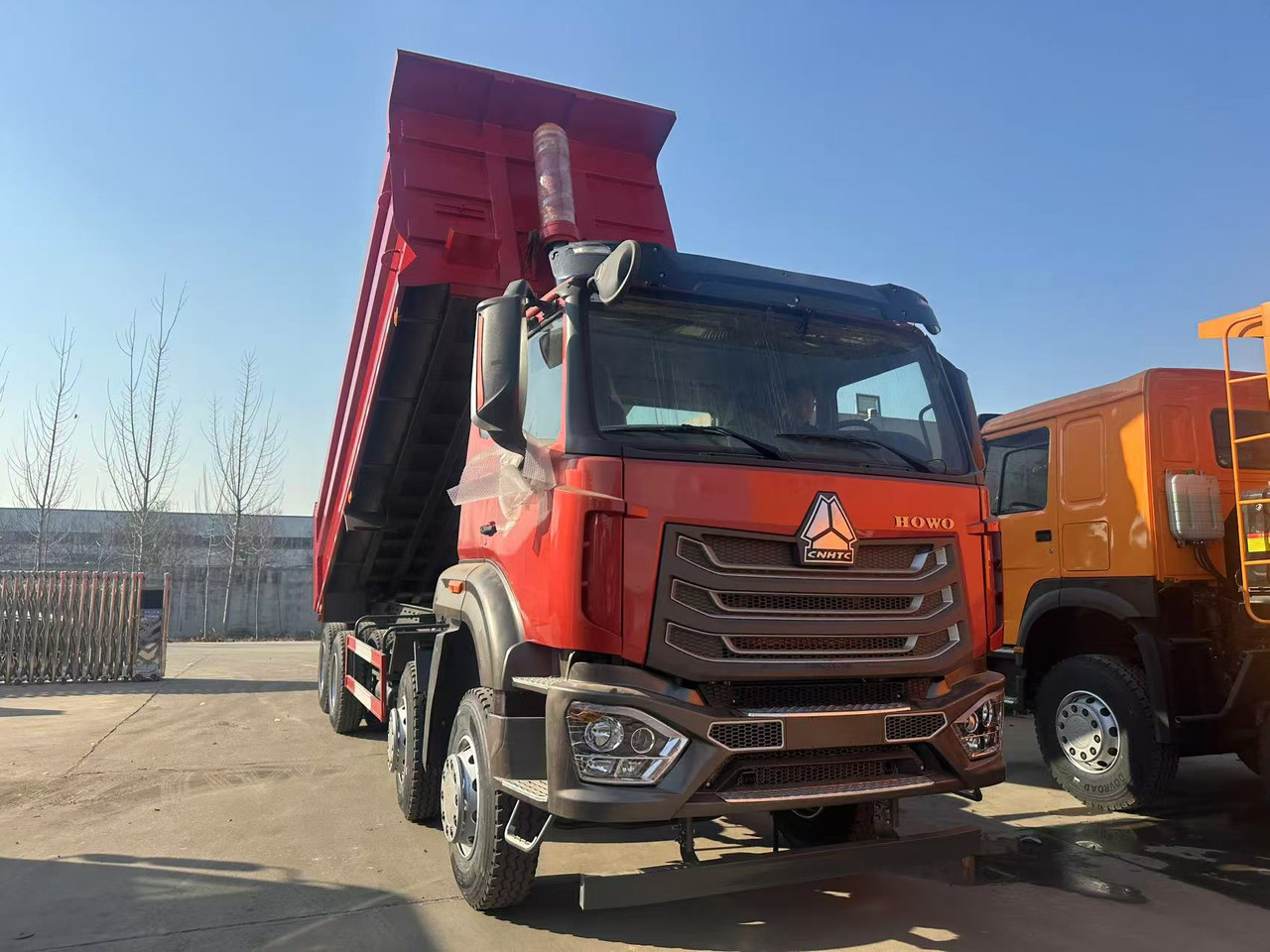 Howo HAOHAN DUMP TRUCK 8X4 - Volquete camión: foto 1 Howo HAOHAN DUMP TRUCK 8X4 - Volquete camión: foto 1