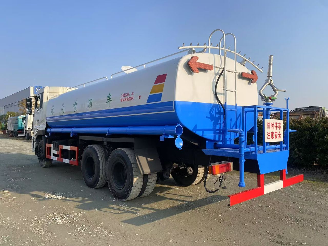 DONGFENG 20000L water truck Sprinkler - Cisterna camión: foto 3 DONGFENG 20000L water truck Sprinkler - Cisterna camión: foto 3