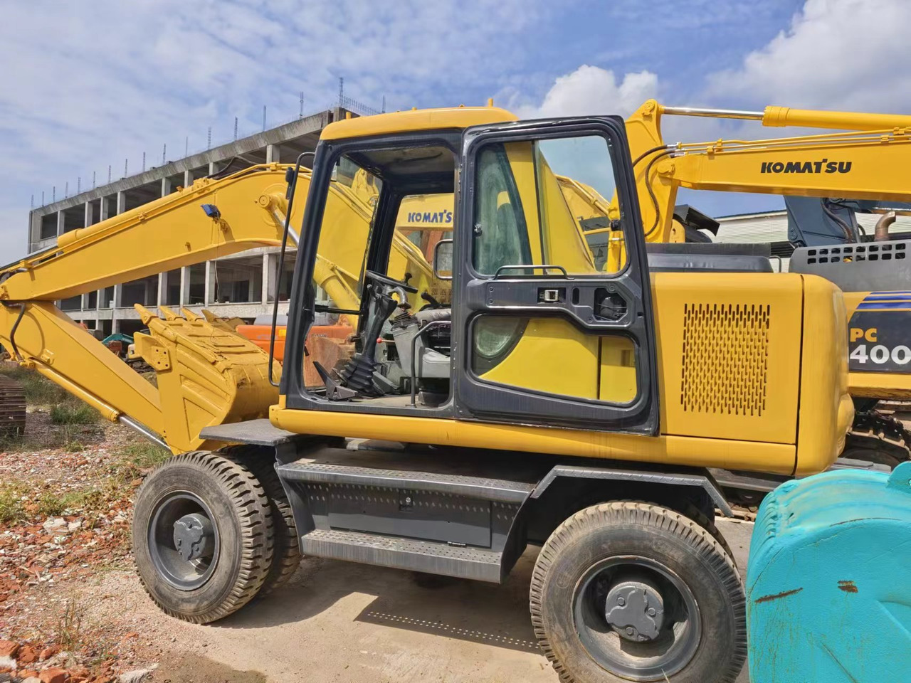 KOMATSU PC130 - Excavadora de ruedas: foto 1 KOMATSU PC130 - Excavadora de ruedas: foto 1