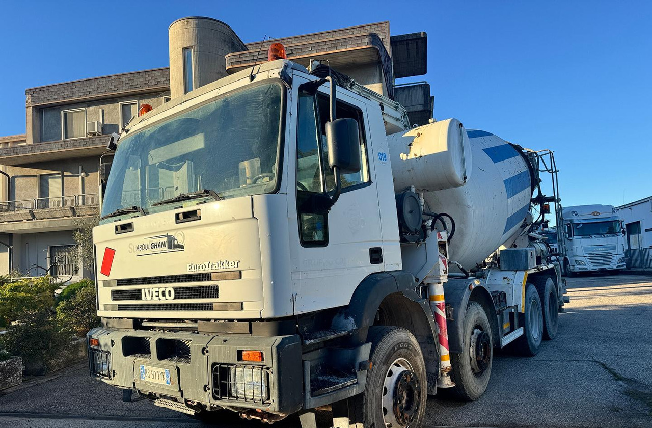 Betonpompa CIFA Iveco Trakker 410E44 - Camión hormigonera con bomba: foto 1 Betonpompa CIFA Iveco Trakker 410E44 - Camión hormigonera con bomba: foto 1