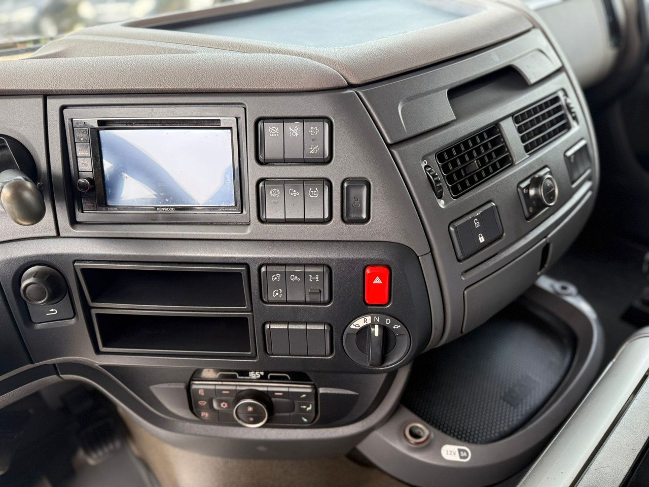 Leasing financiero de  DAF XF 480 Low +Retarter+2xTank leasing DAF XF 480 Low +Retarter+2xTank: foto 12