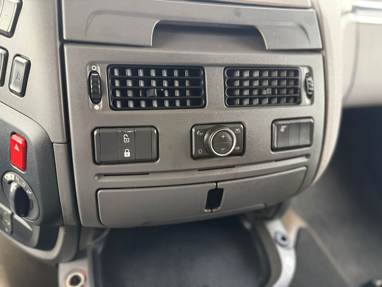 Leasing financiero de  DAF XF 480 Low +Retarter+2xTank leasing DAF XF 480 Low +Retarter+2xTank: foto 13