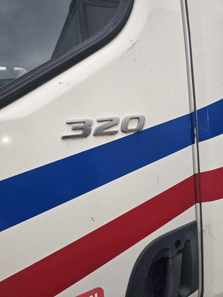 DAF LF 320 - Camión caja cerrada: foto 2 DAF LF 320 - Camión caja cerrada: foto 2