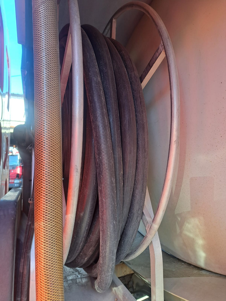 RENAULT MIDLUM 270 - Cisterna camión: foto 3 RENAULT MIDLUM 270 - Cisterna camión: foto 3