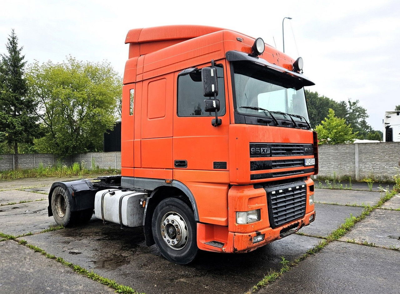 DAF XF 95.430 -2001 - Manual Pump AND Injectors - Euro 2- Manual GEA - Cabeza tractora: foto 1 DAF XF 95.430 -2001 - Manual Pump AND Injectors - Euro 2- Manual GEA - Cabeza tractora: foto 1