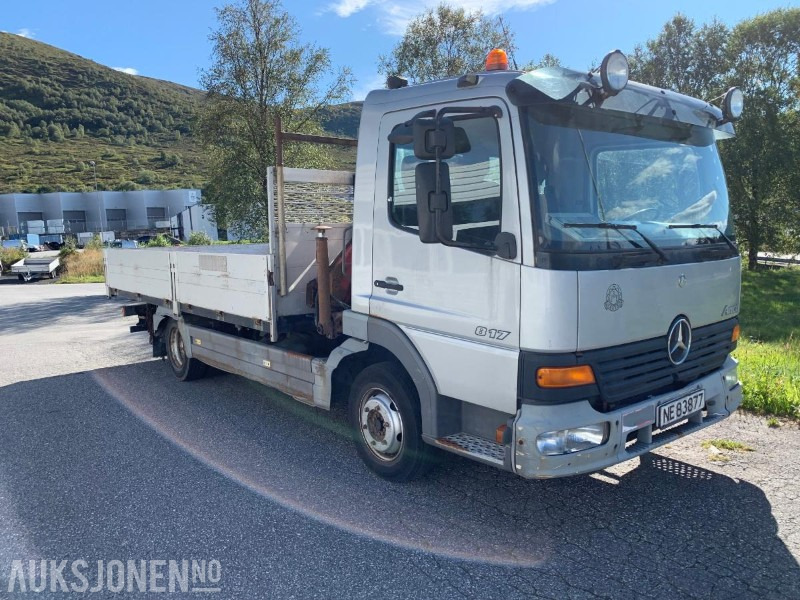 2001 Mercedes-Benz 817L/36AT - 7500 kg - Liten lastebil med kran - Camión caja abierta: foto 2 2001 Mercedes-Benz 817L/36AT - 7500 kg - Liten lastebil med kran - Camión caja abierta: foto 2