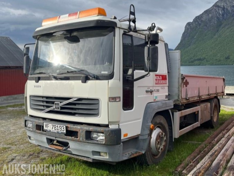 2006 Volvo FL6 H4X2, med 3 veistipp - Volquete camión: foto 1 2006 Volvo FL6 H4X2, med 3 veistipp - Volquete camión: foto 1