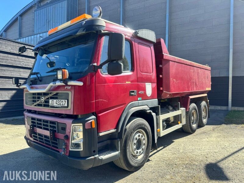 2006 Volvo FM 400 6X4 brøyterigget tippbil med sentralsmøring og kranhylser - Volquete camión: foto 1 2006 Volvo FM 400 6X4 brøyterigget tippbil med sentralsmøring og kranhylser - Volquete camión: foto 1