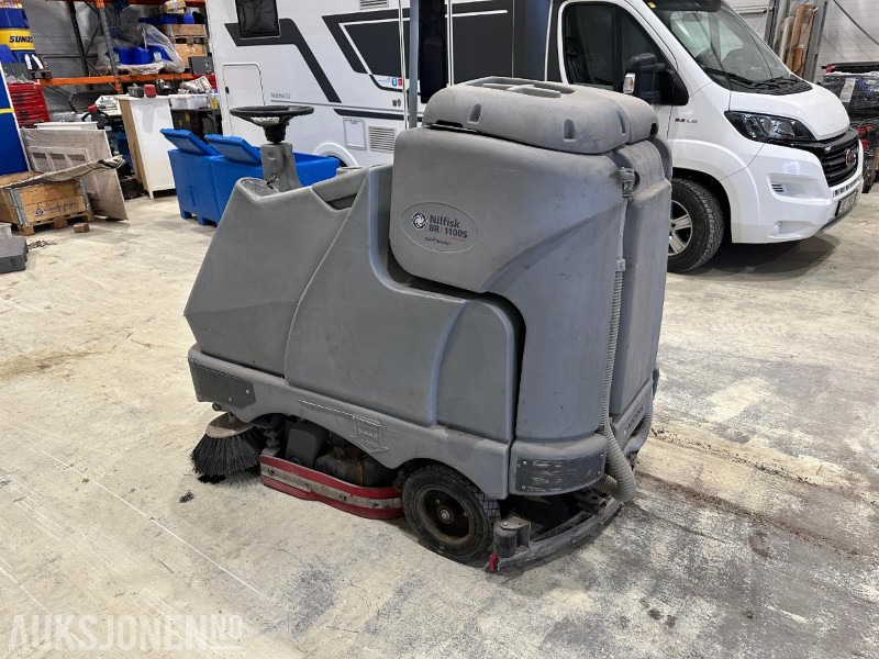 2008 Nilfisk BR1100S Koste og feiemaskin - Equipo de construcción: foto 5 2008 Nilfisk BR1100S Koste og feiemaskin - Equipo de construcción: foto 5
