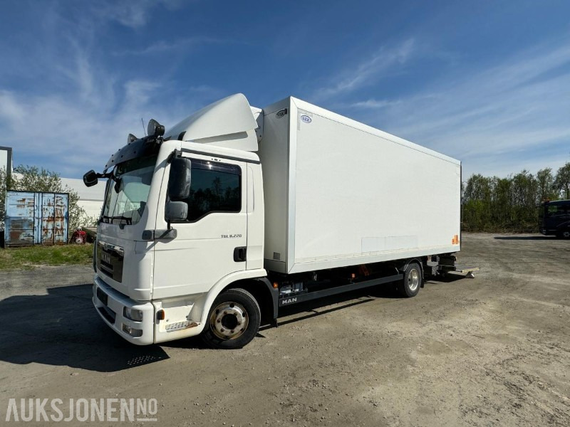 2013 MAN TGL 8.220 4X2BL - 18PL Carrier Frys - Bakløft - EU-Godkjent - Camión caja cerrada: foto 1 2013 MAN TGL 8.220 4X2BL - 18PL Carrier Frys - Bakløft - EU-Godkjent - Camión caja cerrada: foto 1