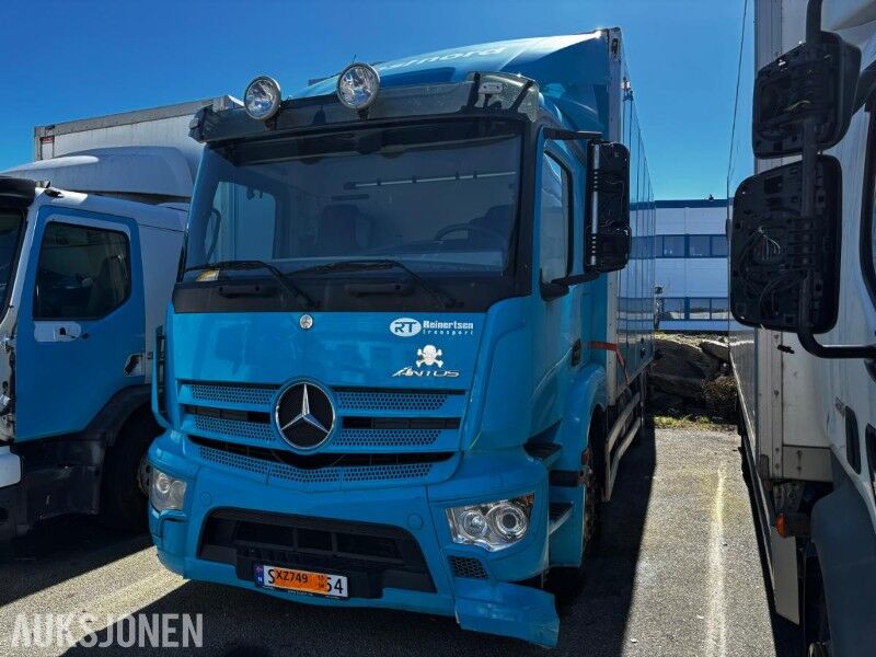 2013 MERCEDES-BENZ ANTOS. 299HK 7.7D. BLUETEC EURO6. SKAPBIL. FULL SIDEÅPNING. ZEPRO BAKLØFT. KOLLISJONSKADET REPOBJEKT - Camión caja cerrada: foto 1 2013 MERCEDES-BENZ ANTOS. 299HK 7.7D. BLUETEC EURO6. SKAPBIL. FULL SIDEÅPNING. ZEPRO BAKLØFT. KOLLISJONSKADET REPOBJEKT - Camión caja cerrada: foto 1