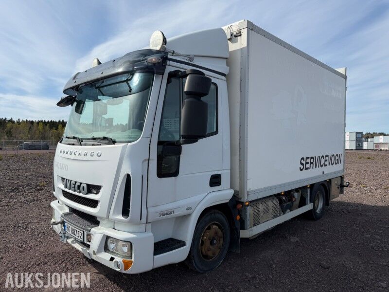 2015 Iveco 75E Servicebil med reoler, kran og aggregat – reparasjons objekt - Camión caja cerrada: foto 1 2015 Iveco 75E Servicebil med reoler, kran og aggregat – reparasjons objekt - Camión caja cerrada: foto 1
