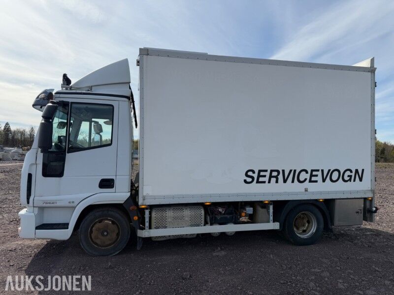 2015 Iveco 75E Servicebil med reoler, kran og aggregat – reparasjons objekt - Camión caja cerrada: foto 2 2015 Iveco 75E Servicebil med reoler, kran og aggregat – reparasjons objekt - Camión caja cerrada: foto 2