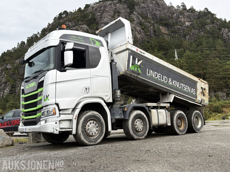 2018 Scania R500 tippbil - 8X4 - Istrail m/hydraulisk stor baklem - rullestolheis - MYE utstyr på denne bilen - Volquete camión: foto 1 2018 Scania R500 tippbil - 8X4 - Istrail m/hydraulisk stor baklem - rullestolheis - MYE utstyr på denne bilen - Volquete camión: foto 1