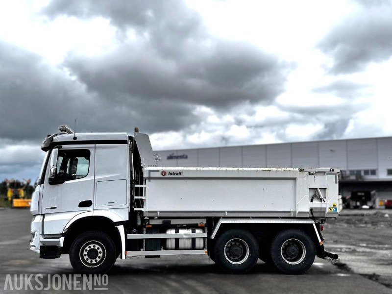 2023 Mercedes-Benz Arocs tippbil m/ Istrail tippkasse – 53 374 km - Volquete camión: foto 2 2023 Mercedes-Benz Arocs tippbil m/ Istrail tippkasse – 53 374 km - Volquete camión: foto 2