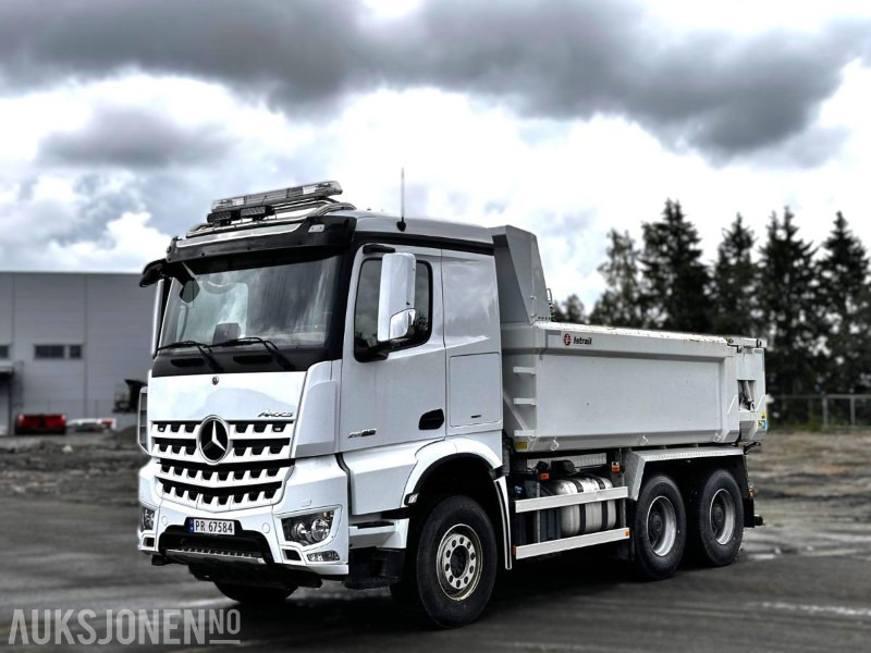 2023 Mercedes-Benz Arocs tippbil m/ Istrail tippkasse – 53 374 km - Volquete camión: foto 1 2023 Mercedes-Benz Arocs tippbil m/ Istrail tippkasse – 53 374 km - Volquete camión: foto 1