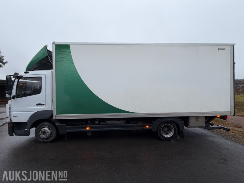 2023 Mercedes-Benz Atego 818 kjøpt ny i Norge - Baklem - 266855 km - Camión caja cerrada: foto 3 2023 Mercedes-Benz Atego 818 kjøpt ny i Norge - Baklem - 266855 km - Camión caja cerrada: foto 3