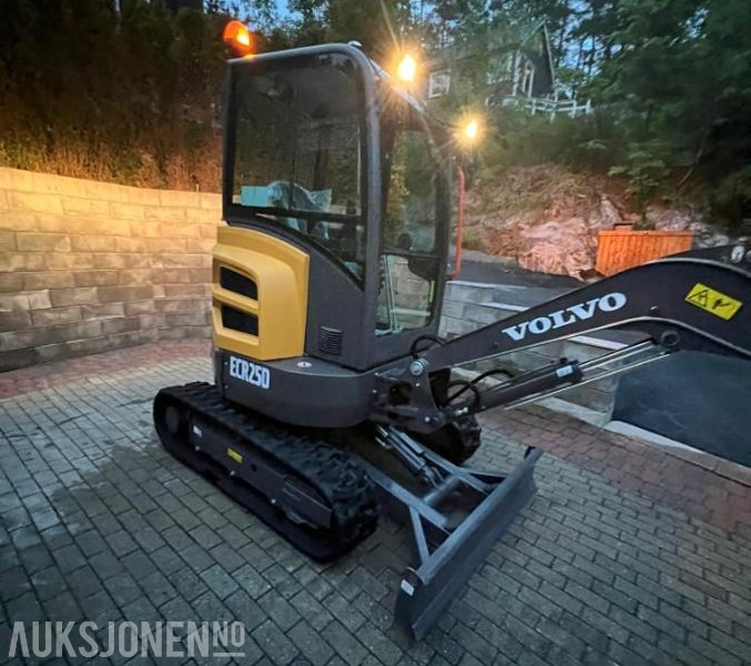 2023 Volvo ECR25D minigraver 9,5 time med NYTT utstyr pigghammer 3 skuffer og smørepistol - Miniexcavadora: foto 4 2023 Volvo ECR25D minigraver 9,5 time med NYTT utstyr pigghammer 3 skuffer og smørepistol - Miniexcavadora: foto 4