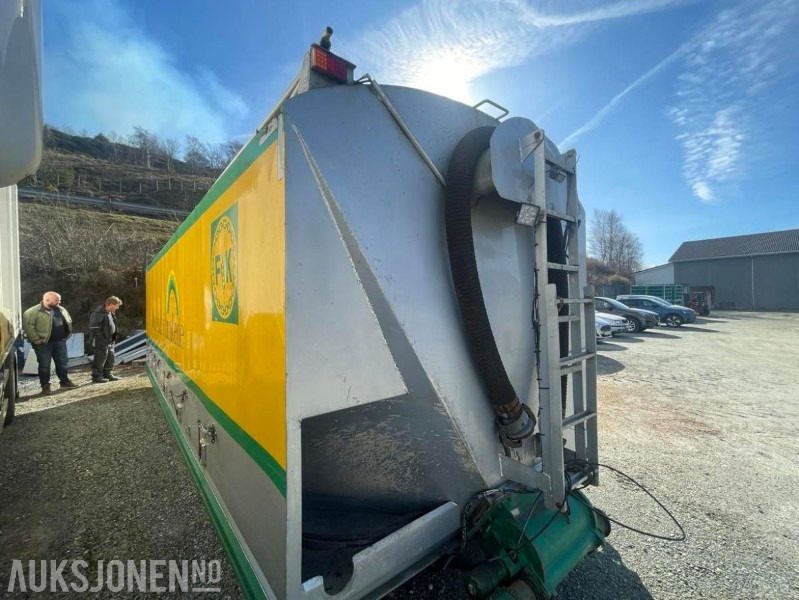 2005 Tank til mel og korn - Bulk-transport - 35 000 liter - Tipp kydraulikk - 7 rom - Kamera - Sluser - Hjelperamme. - Camión: foto 4 2005 Tank til mel og korn - Bulk-transport - 35 000 liter - Tipp kydraulikk - 7 rom - Kamera - Sluser - Hjelperamme. - Camión: foto 4