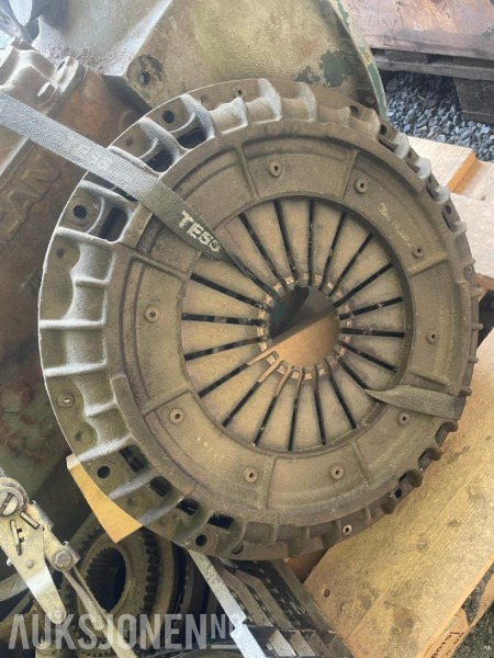 Scania Girkasse med clutch, har stått i en Scania 112 (ukjent årsmodell). - Camión: foto 5 Scania Girkasse med clutch, har stått i en Scania 112 (ukjent årsmodell). - Camión: foto 5