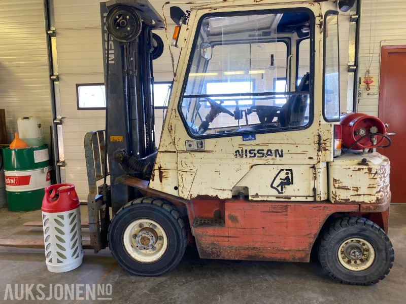 1994 Nissan propan Truck - Equipo de manutención: foto 1 1994 Nissan propan Truck - Equipo de manutención: foto 1