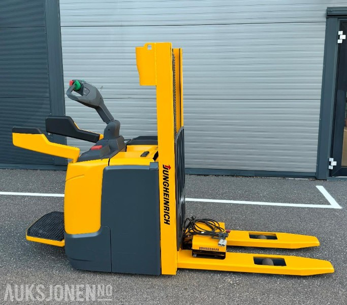 2012 Jungheinrich ERC212 - 1200 kg / 2,5 meter løftehøyde - Equipo de manutención: foto 1 2012 Jungheinrich ERC212 - 1200 kg / 2,5 meter løftehøyde - Equipo de manutención: foto 1