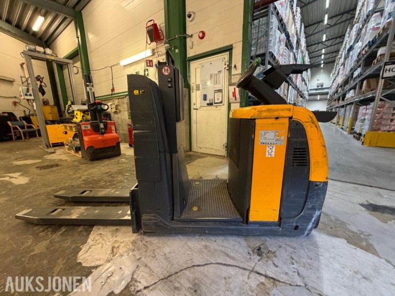 2013 Jungheinrich ECE 310 HP Elektrisk plukktruck - løftekapasitet på 1000 kg - Equipo de manutención: foto 1 2013 Jungheinrich ECE 310 HP Elektrisk plukktruck - løftekapasitet på 1000 kg - Equipo de manutención: foto 1