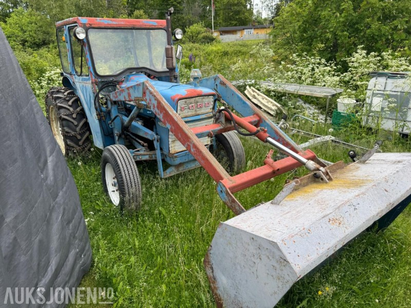 Ford 2000 MED LASTER, SKUFFE OG HARV, IKKE MVA - Tractor: foto 2 Ford 2000 MED LASTER, SKUFFE OG HARV, IKKE MVA - Tractor: foto 2