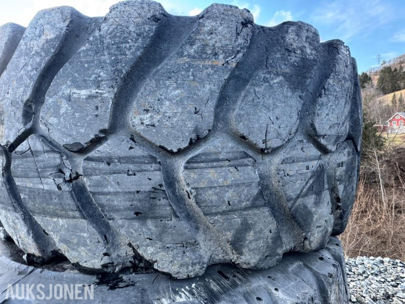 2 dekk med felg til hjullaster - Stått på Volvo L110/120 E og F - 23.5R25 - Implemento para Maquinaria de construcción: foto 2 2 dekk med felg til hjullaster - Stått på Volvo L110/120 E og F - 23.5R25 - Implemento para Maquinaria de construcción: foto 2