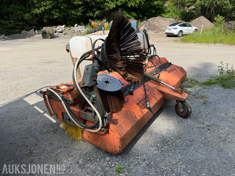 2005 Tuchel Profi FKM 260 HS 600 Feiemaskin med hydraulisk drift og vannsystem - Implemento para Maquinaria de construcción: foto 3 2005 Tuchel Profi FKM 260 HS 600 Feiemaskin med hydraulisk drift og vannsystem - Implemento para Maquinaria de construcción: foto 3