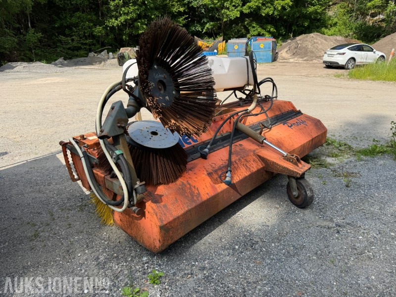 2005 Tuchel Profi FKM 260 HS 600 Feiemaskin med hydraulisk drift og vannsystem - Implemento para Maquinaria de construcción: foto 2 2005 Tuchel Profi FKM 260 HS 600 Feiemaskin med hydraulisk drift og vannsystem - Implemento para Maquinaria de construcción: foto 2