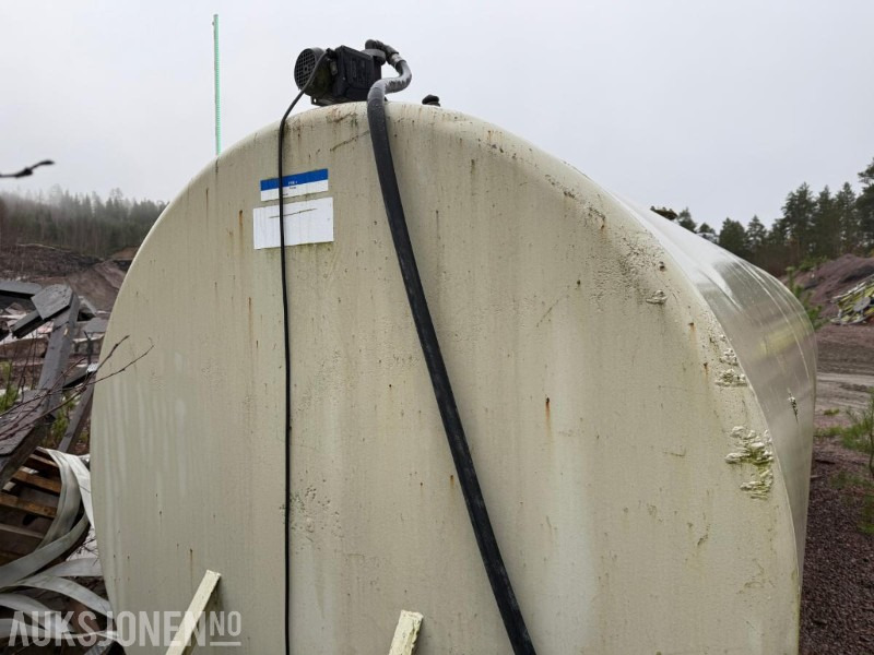 Dieseltank volum 8-10m3 - Implemento para Maquinaria de construcción: foto 1 Dieseltank volum 8-10m3 - Implemento para Maquinaria de construcción: foto 1