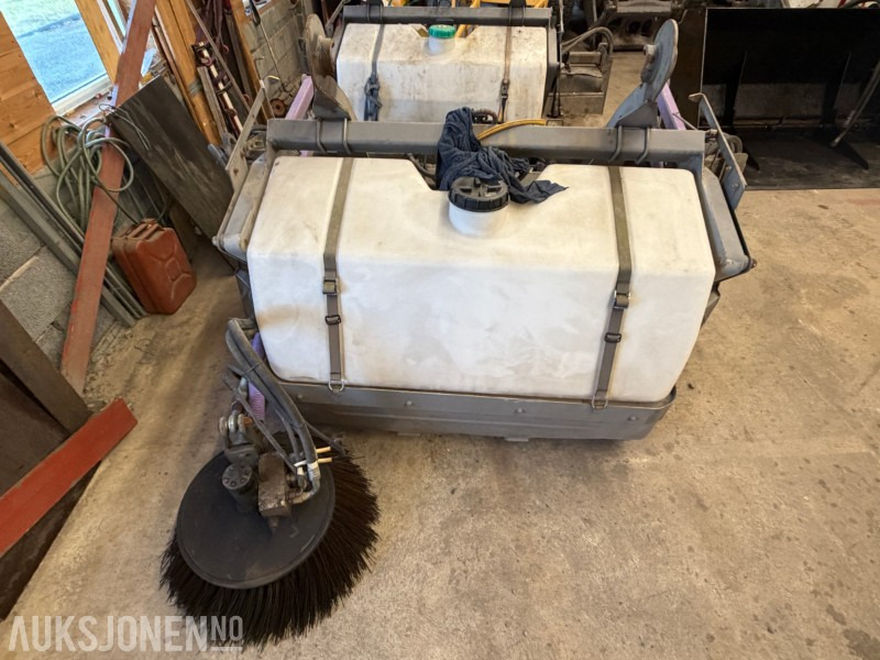 Holms 300/2,2 feiekost med vanntank MED BM FESTE - Implemento para Maquinaria de construcción: foto 4 Holms 300/2,2 feiekost med vanntank MED BM FESTE - Implemento para Maquinaria de construcción: foto 4