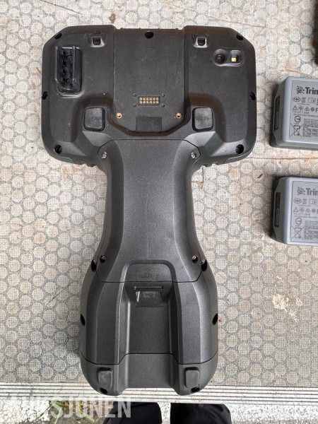 Trimble R12i GNSS mottaker med tilt funksjon og Trimble TSC5 målebok med stang og koffert - Implemento para Maquinaria de construcción: foto 3 Trimble R12i GNSS mottaker med tilt funksjon og Trimble TSC5 målebok med stang og koffert - Implemento para Maquinaria de construcción: foto 3