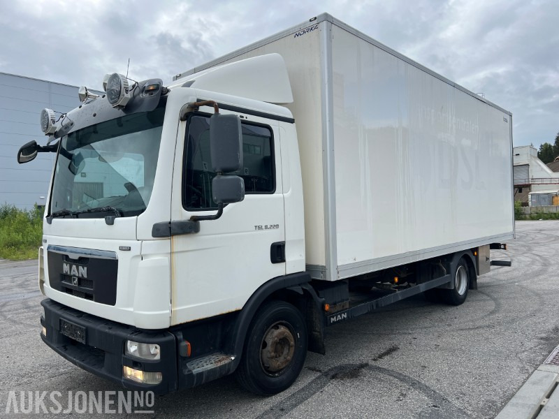 MAN TGL 8.220 15 pll med balkøfter - Camión caja cerrada: foto 1 MAN TGL 8.220 15 pll med balkøfter - Camión caja cerrada: foto 1
