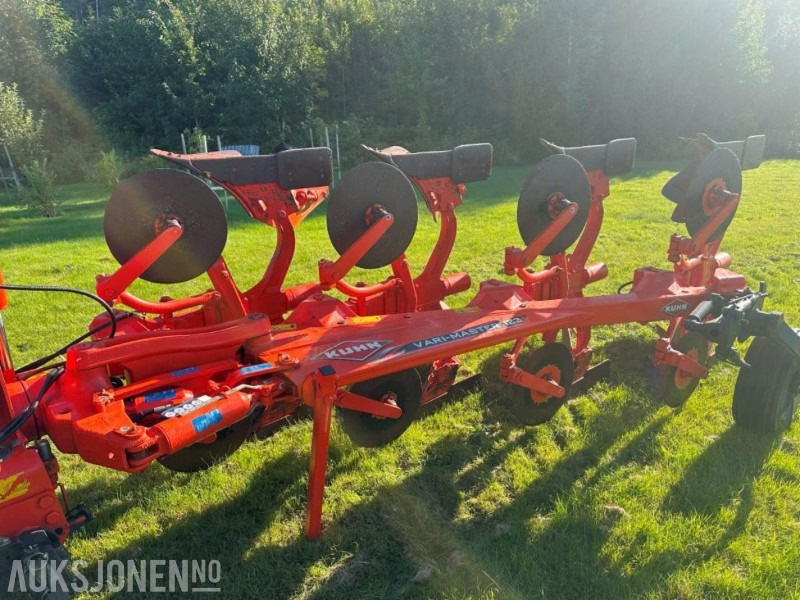 2019 KUHN KUHN VARI-MASTER NSH 4-SKJÆRS VENDEPLOG - Maquinaria agrícola: foto 1 2019 KUHN KUHN VARI-MASTER NSH 4-SKJÆRS VENDEPLOG - Maquinaria agrícola: foto 1