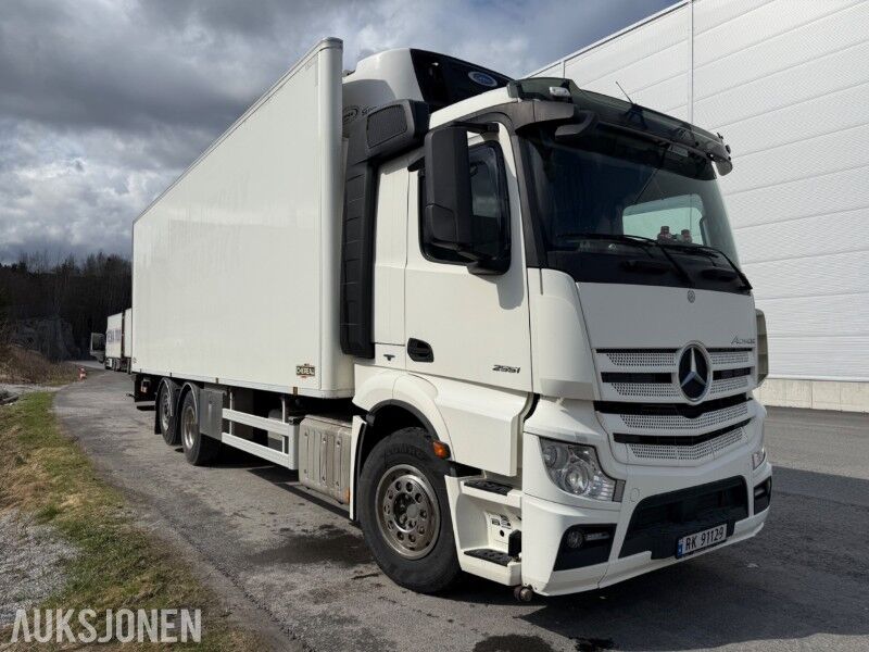 Mercedes Benz Actros 2551 21-paller kjøl/frysebil, ryggekamera, automat, EU, 4 nye dekk, Euro 6 - Camión caja cerrada: foto 3 Mercedes Benz Actros 2551 21-paller kjøl/frysebil, ryggekamera, automat, EU, 4 nye dekk, Euro 6 - Camión caja cerrada: foto 3