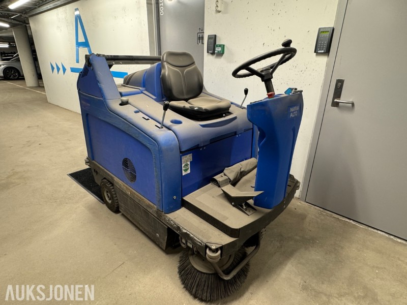 Nilfisk LOORTEC R 680 P sittegående feiemaskin - Equipo de construcción: foto 1 Nilfisk LOORTEC R 680 P sittegående feiemaskin - Equipo de construcción: foto 1