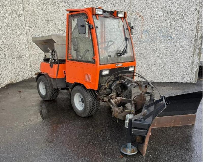 2002 Holder C240 Traktorregistrert redskapsbærer med 4x4 brøyteskjær og strøer - Vehículo municipal: foto 3 2002 Holder C240 Traktorregistrert redskapsbærer med 4x4 brøyteskjær og strøer - Vehículo municipal: foto 3