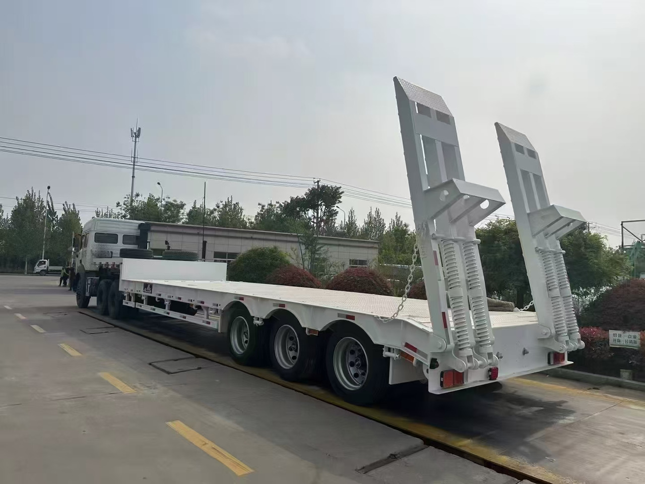 ZHICHENG Semi Flat Bed Low Bed in New or Used with 3 Axles 4 Axles - Góndola rebajadas semirremolque: foto 2 ZHICHENG Semi Flat Bed Low Bed in New or Used with 3 Axles 4 Axles - Góndola rebajadas semirremolque: foto 2