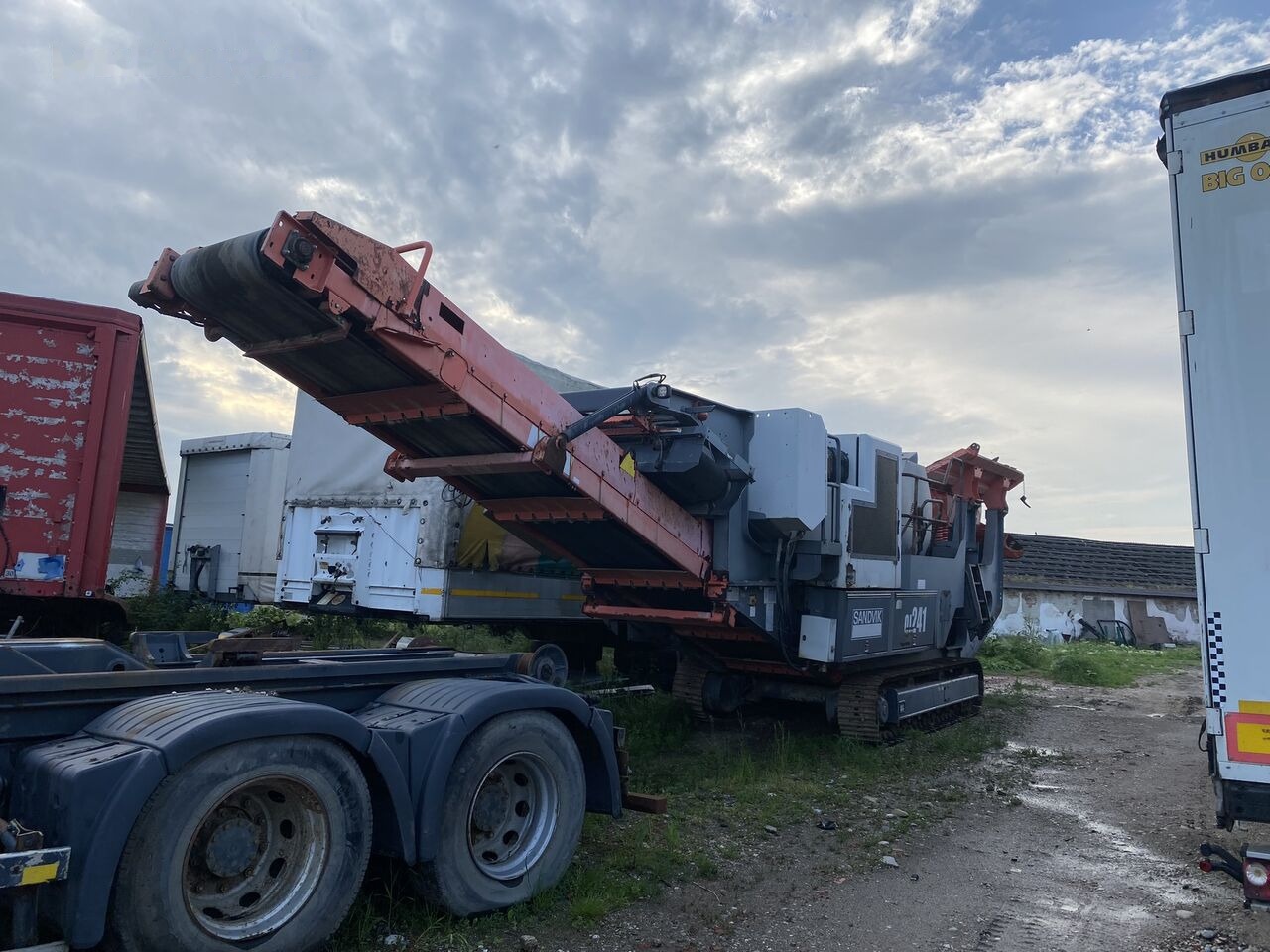 Sandvik Concasor cu falci Sandvik QJ241 - Trituradora móvil: foto 1 Sandvik Concasor cu falci Sandvik QJ241 - Trituradora móvil: foto 1