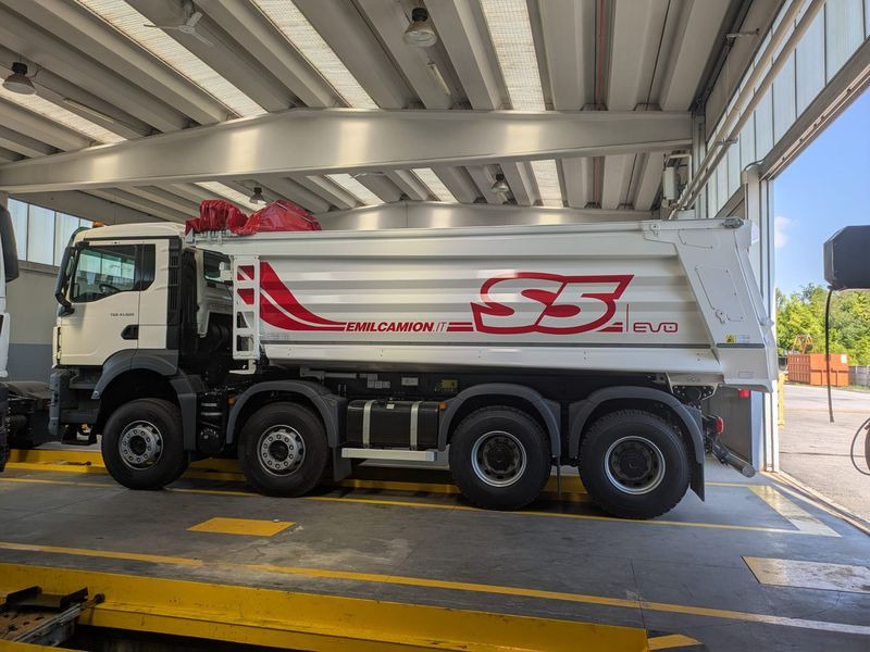 CAMION RIBALTABILE 4 ASSI 520 hp VASCA S5 NUOVO MAN TGS 41.520 8x4 BB CH - Volquete camión: foto 2 CAMION RIBALTABILE 4 ASSI 520 hp VASCA S5 NUOVO MAN TGS 41.520 8x4 BB CH - Volquete camión: foto 2