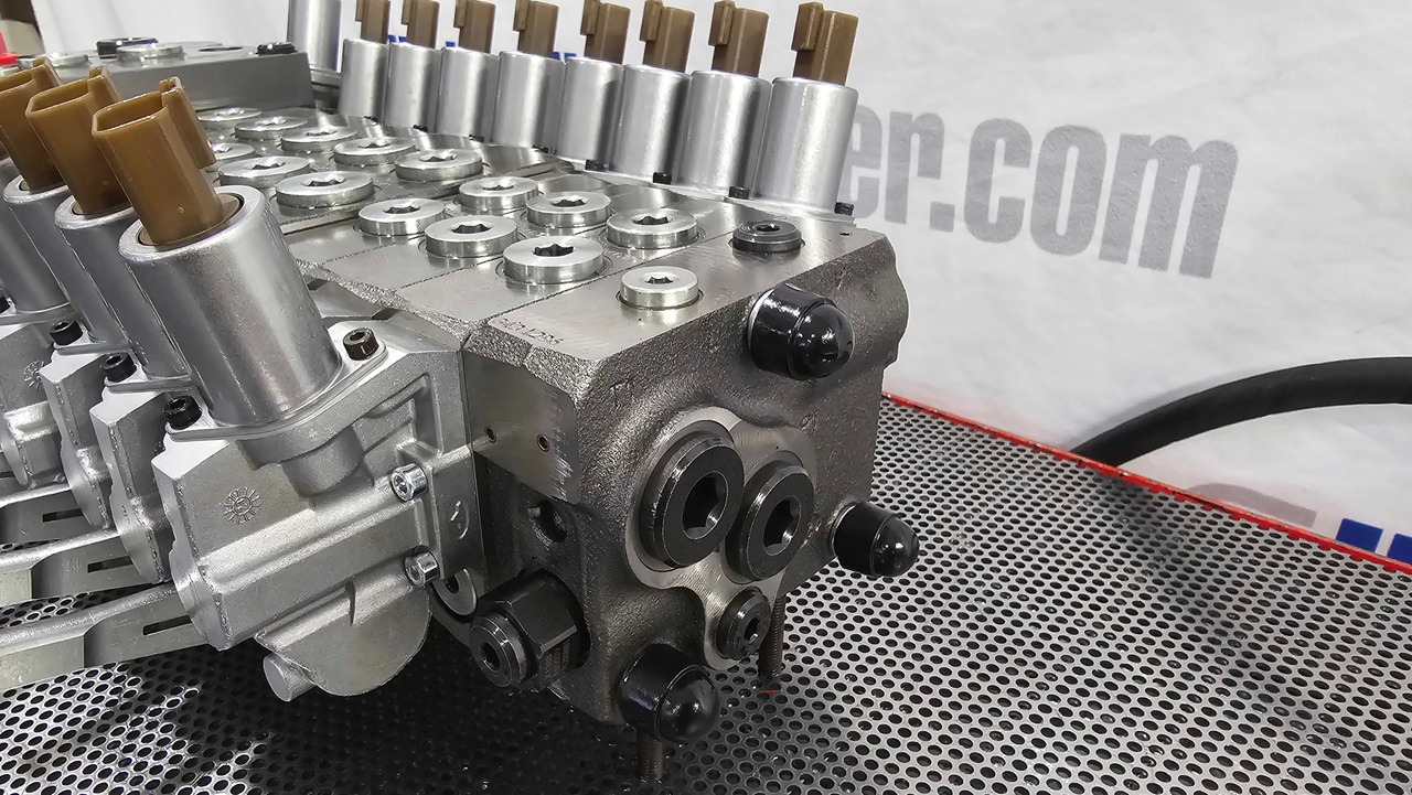 Proportional Valve Walvoil DPX160 combined with DPX100, 9 functions - Remolque forestal: foto 4 Proportional Valve Walvoil DPX160 combined with DPX100, 9 functions - Remolque forestal: foto 4