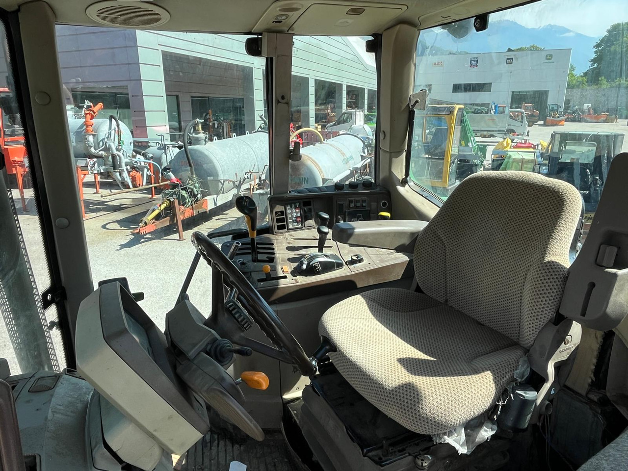 Tractor JOHN DEERE 6320: foto 13