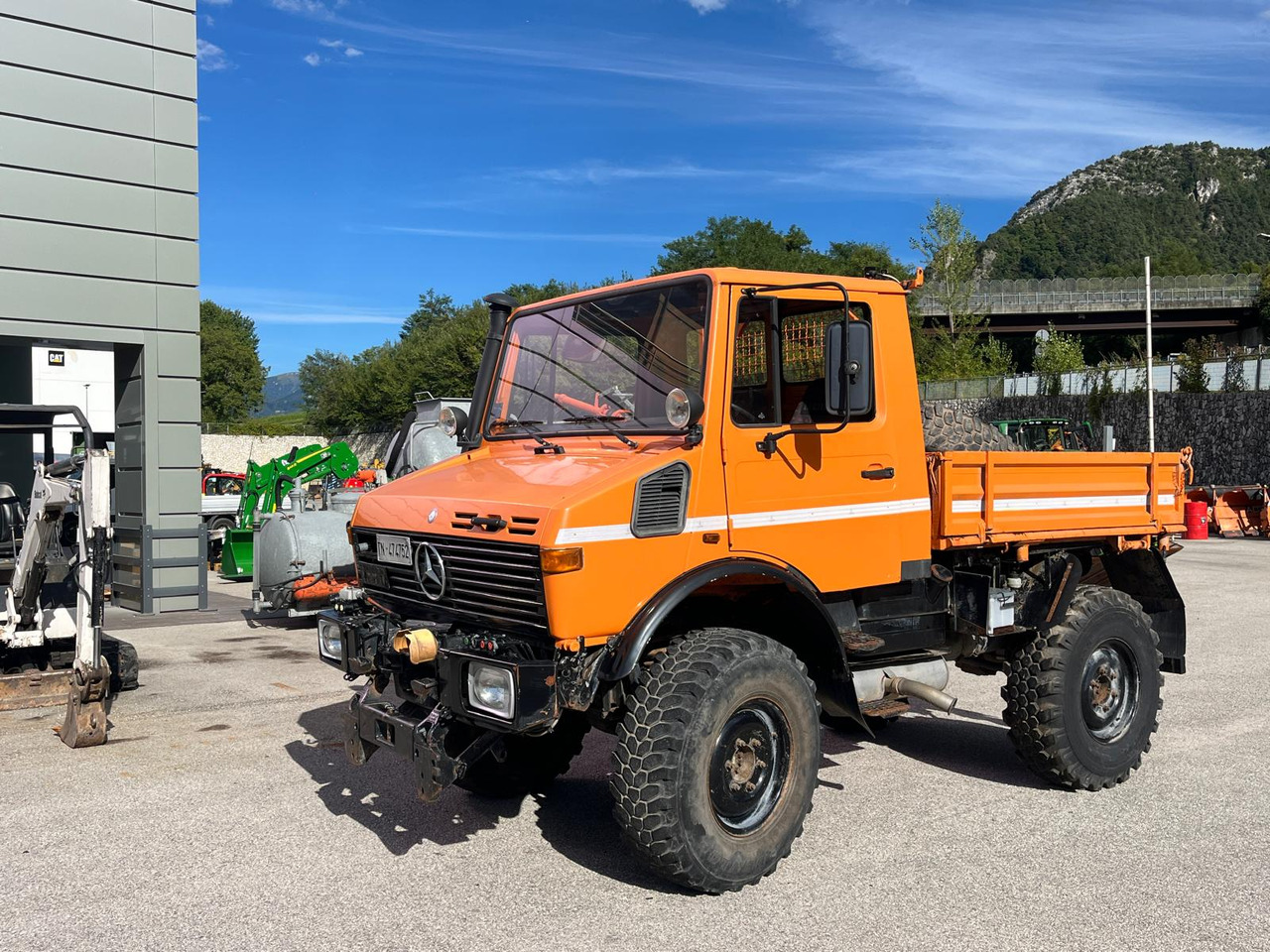 MERCEDES BENZ UNIMOG U1200 – 70 - Volquete camión: foto 1 MERCEDES BENZ UNIMOG U1200 – 70 - Volquete camión: foto 1