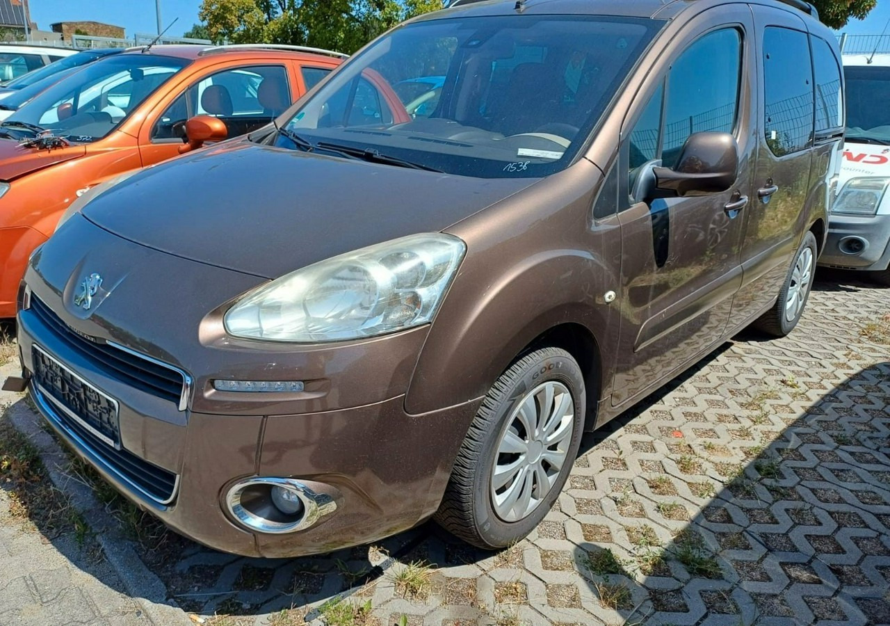 Peugeot Partner II Peugeot Partner Tepee 100 Family Model 2013 - Coche: foto 1 Peugeot Partner II Peugeot Partner Tepee 100 Family Model 2013 - Coche: foto 1