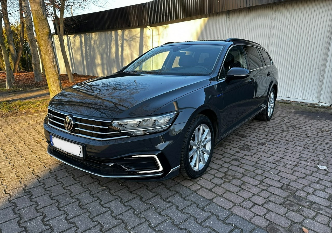 Volkswagen Passat B8 GTE 1.4TSI 218KM Hybryda Plug-in zasięg 50km Panorama*Navi*Skóra*FV2 - Coche: foto 1 Volkswagen Passat B8 GTE 1.4TSI 218KM Hybryda Plug-in zasięg 50km Panorama*Navi*Skóra*FV2 - Coche: foto 1