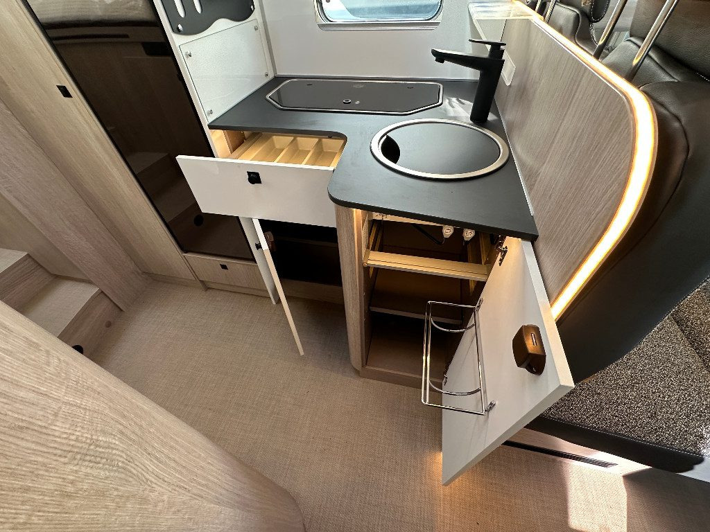 Autocaravana perfilada nuevo BURSTNER LYSEO TIME SKYLINE 726 G: foto 7